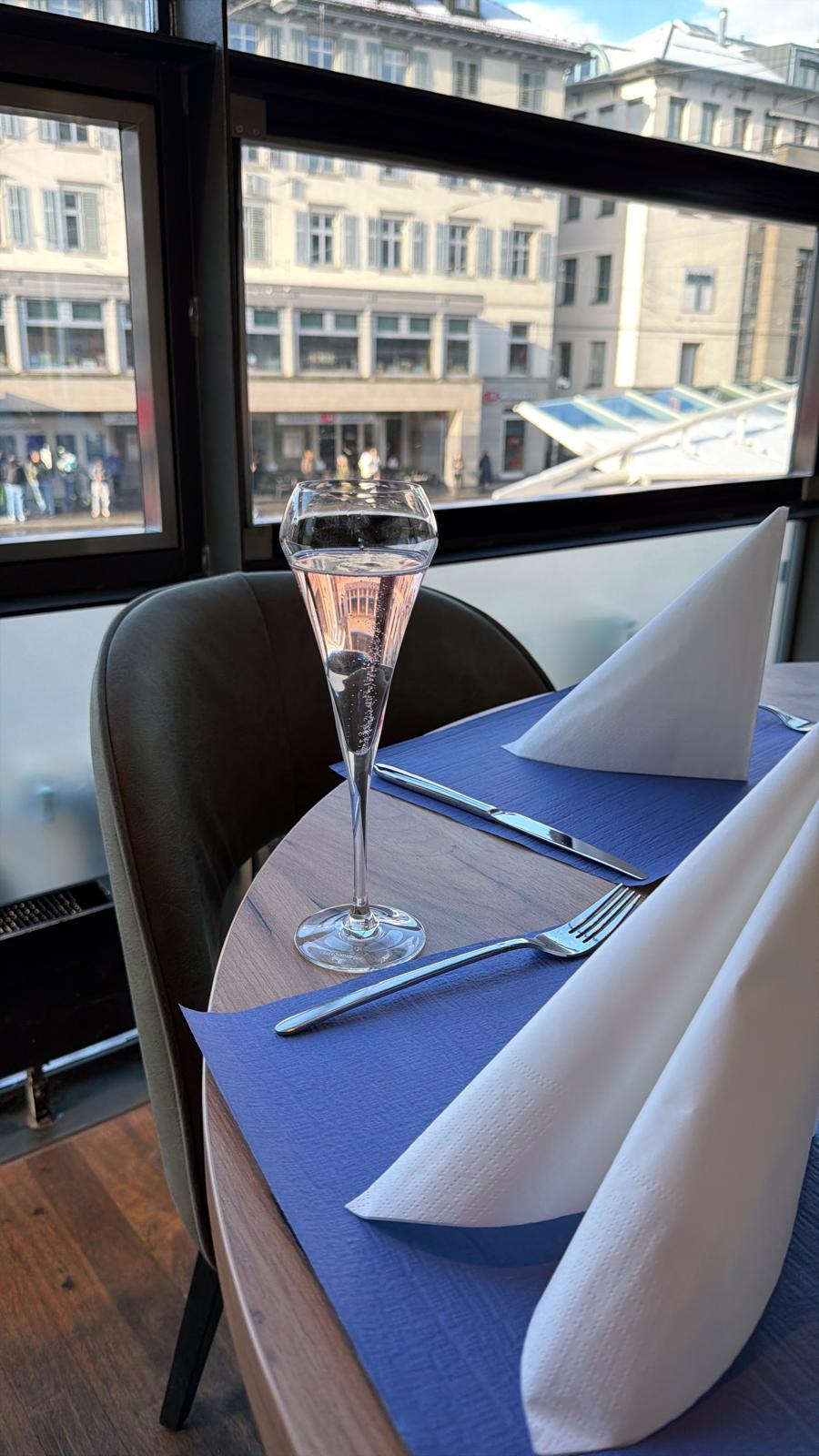Gedeckter Tisch mit Aperitif und Blick auf die Altstadt